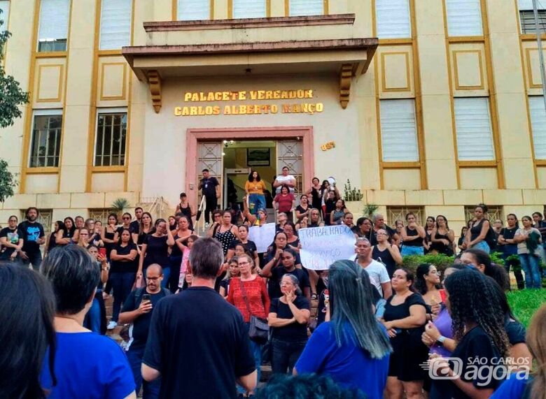 Servidores municipais de Araraquara protestam em frente à Câmara - Crédito: Sismar