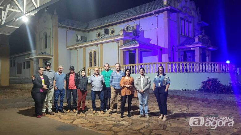 Luis Adriano e participantes da reunião na Babilônia: projeto prosseguirá com cursos, visitas e preparação das propriedades para o turismo rural  - Crédito: divulgação