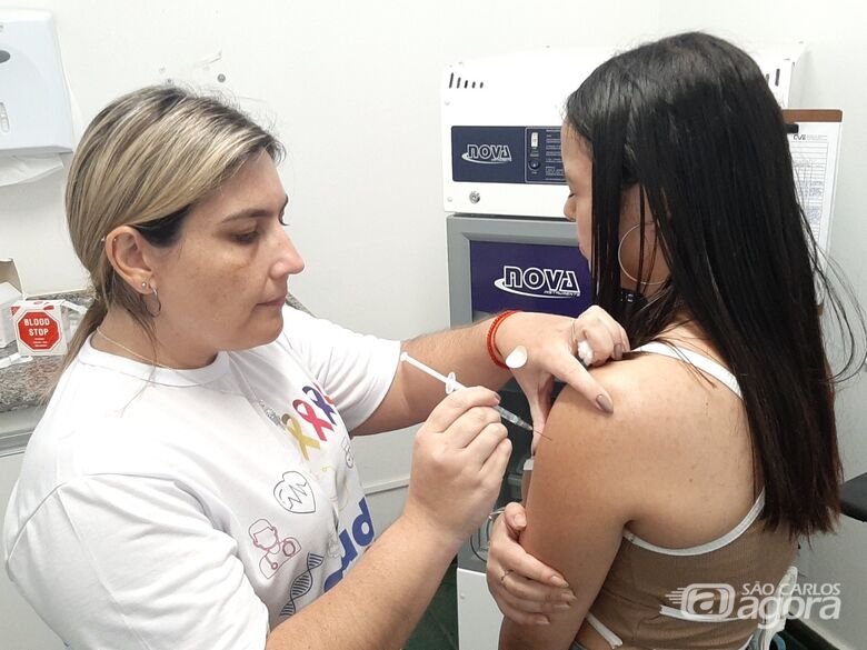 Mulher recebe vacina - Crédito: divulgação