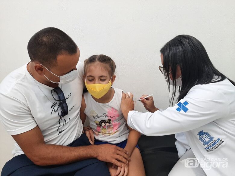 Criança recebe vacina -
