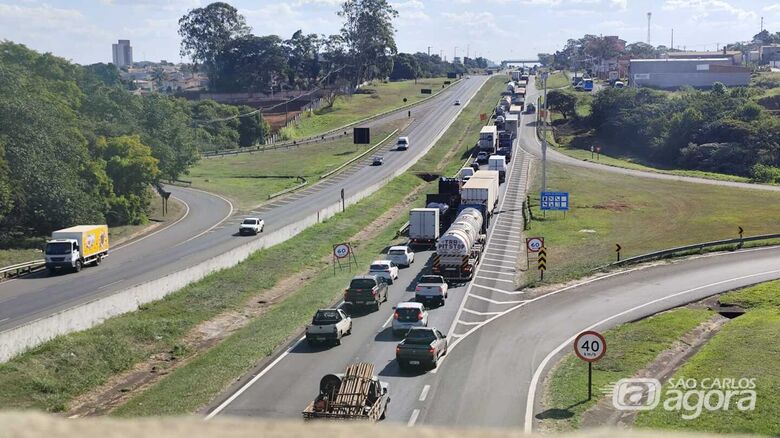 Trânsito congestionado na tarde desta quinta-feira na SP-310 - Crédito: Maycon Maximino