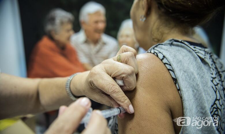 Idoso recebe vacina - Crédito: Agência Brasil
