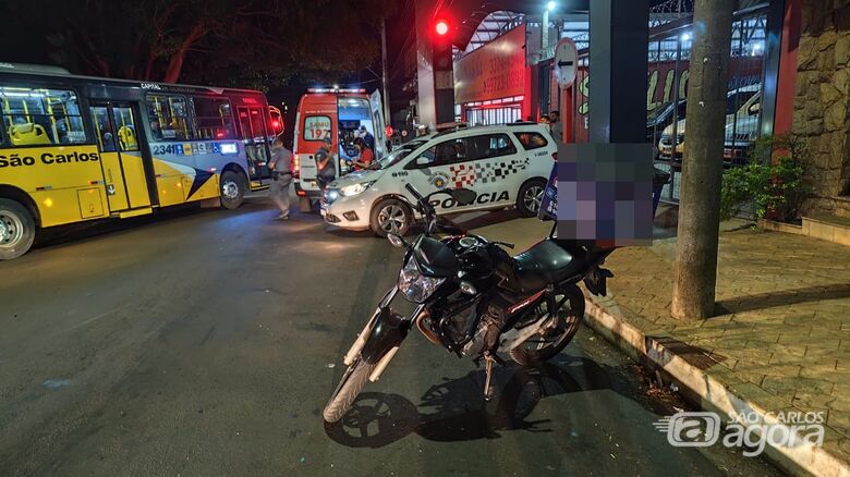 Motociclista sofre fratura após ser atingido por picape que avançou sinal vermelho - 
