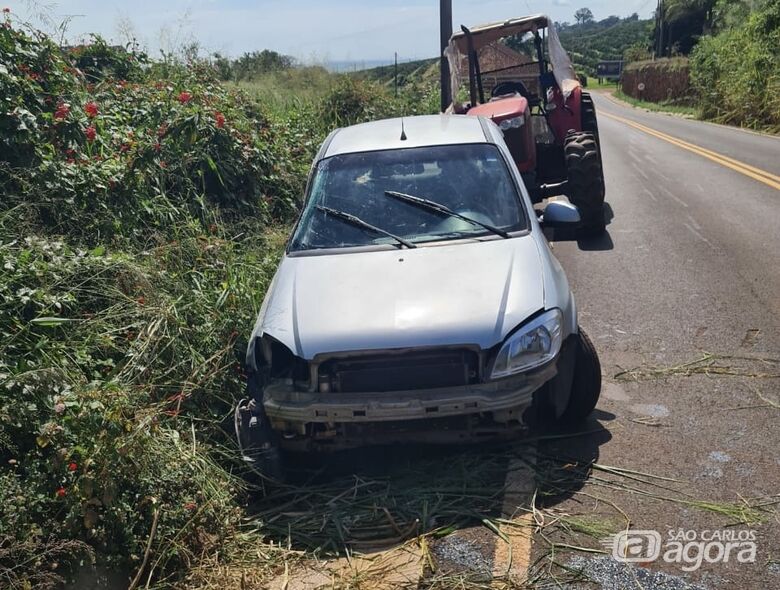 Carro capota após motorista desviar de cachorro na estrada municipal Abel Terrugi  - Crédito: Colaborador 
