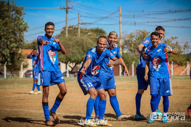 Jogadores do Zavaglia comemoram gol na partida contra o Real São-carlense - Crédito: Luís Junior/Joga Bonito Fotos