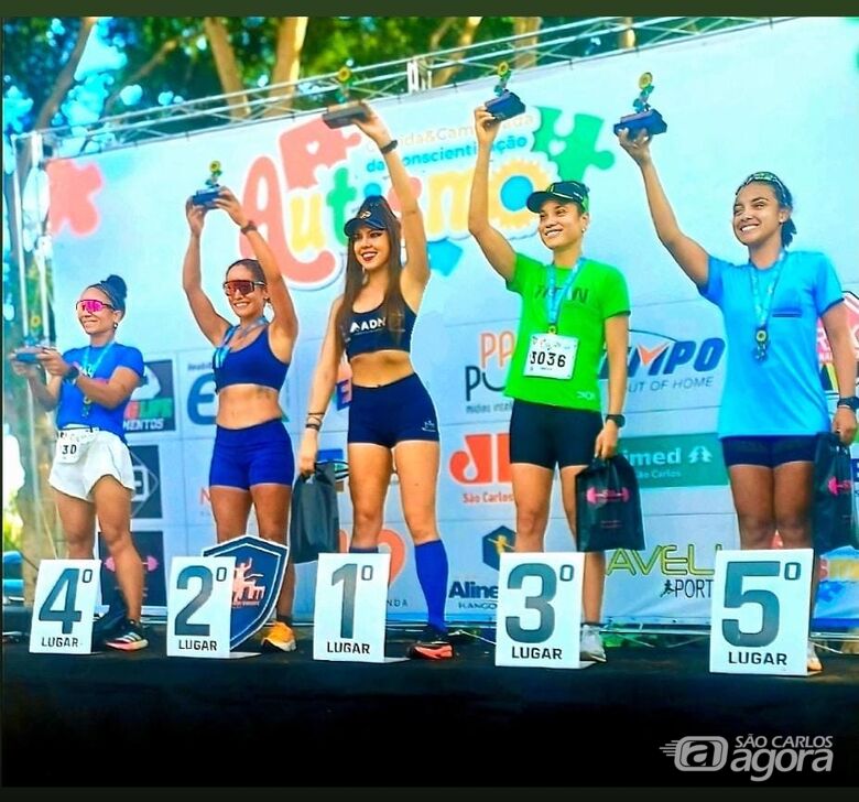 No pódio, Joana comemora mais uma conquista - Crédito: Divulgação