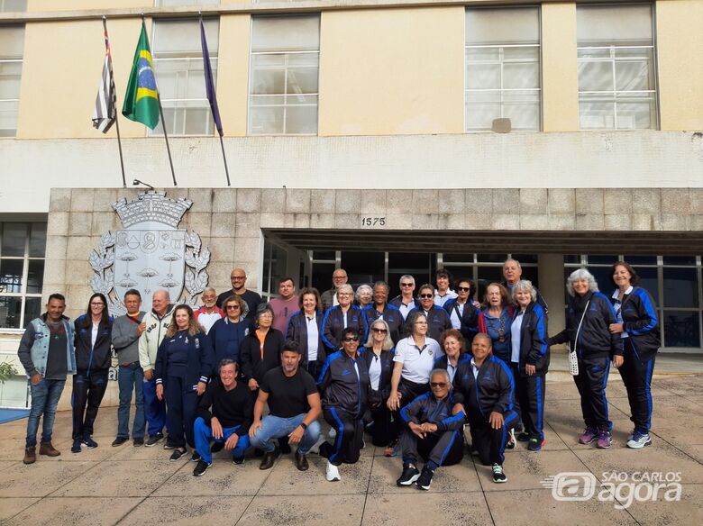 O grupo, formado por cerca de 65 atletas com 60 anos ou mais, representará o município em diversas modalidades esportivas - Crédito: Divulgação