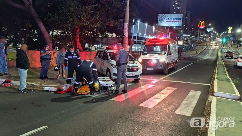 Momento em que motoboy é socorrido - Crédito: Maycon Maximino