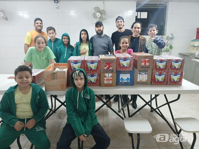 Momento em que são doadas as caixas de leite para entidade filantrópica - Crédito: Divulgação