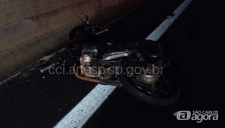 Motociclista cai na pista e morre atropelado por outros veículos -