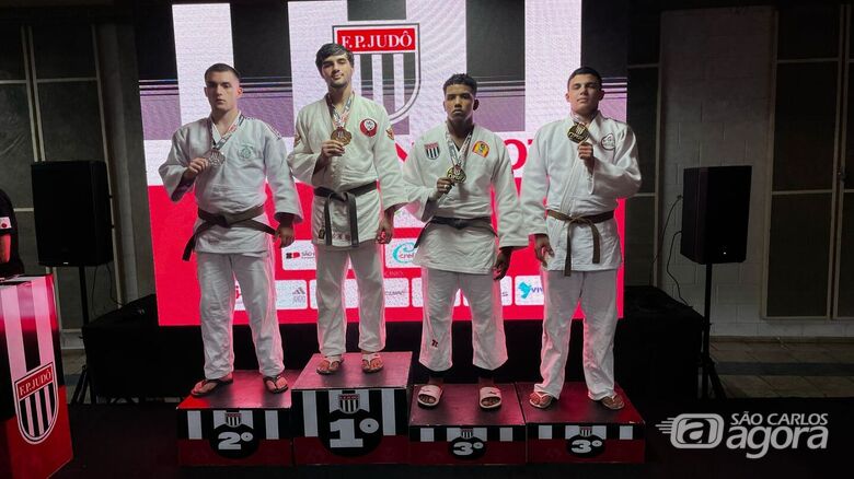 Arthur no pódio: mais um título para sua vitória carreira no judô - Crédito: Divulgação