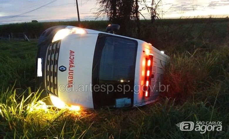 Ambulância transportando paciente capota na SP-326 -