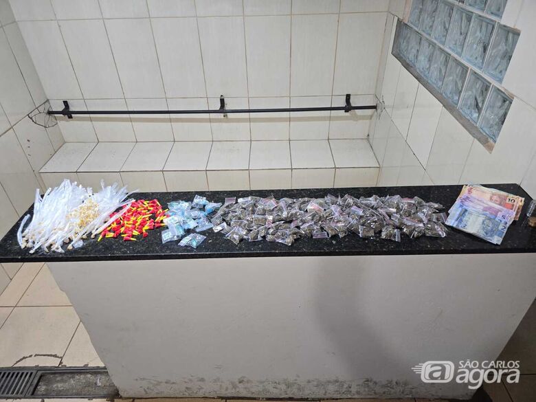 Acusado de tráfico de drogas resiste à prisão e incita populares contra a PM - 