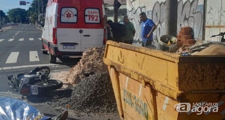 Motociclista morre após colidir com caçamba de entulho - Crédito: GCM