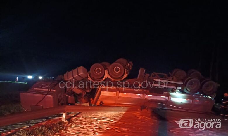 Tombamento de carreta causa interdição e congestionamento na SP-310, em São Carlos - 