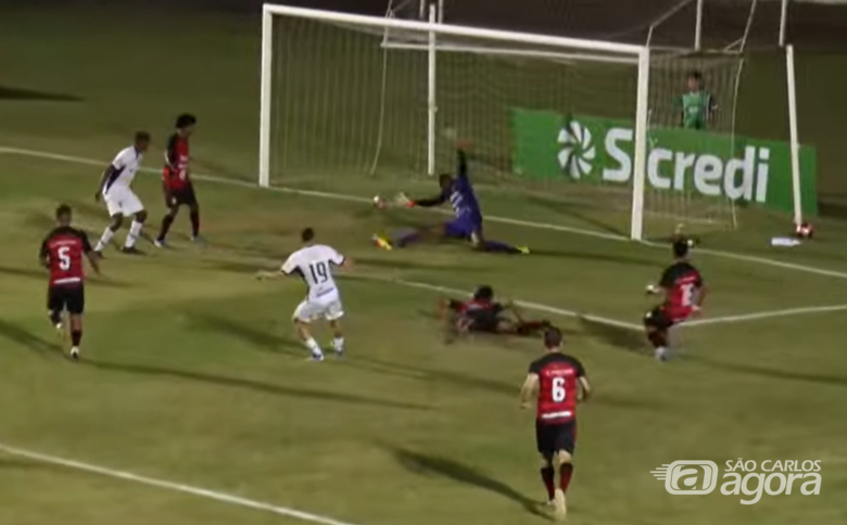 Cauã Silva fez o segundo gol do São Carlos: empate elétrico no Luisão - Crédito: Reprodução