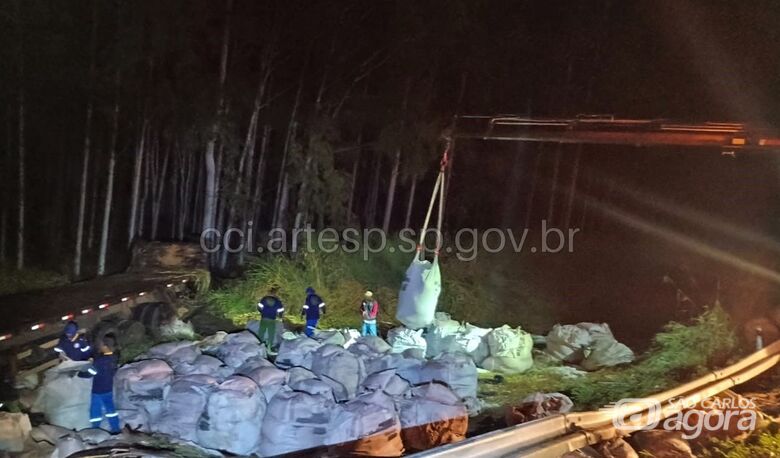 Bitrem carregado com 48 toneladas de açúcar tomba na Washington Luís -