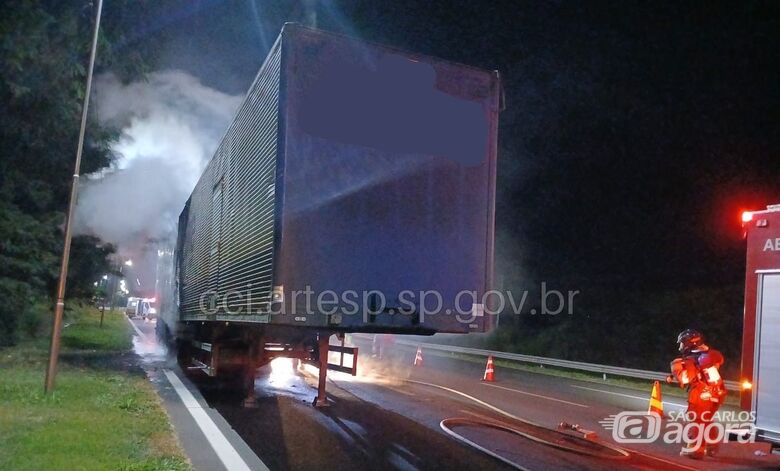 Carreta pega fogo na rodovia SP-330 -