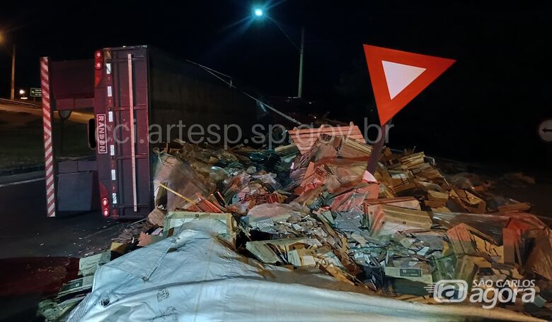 Carreta carregada com pisos tomba em alça de acesso da Washington Luís  - 