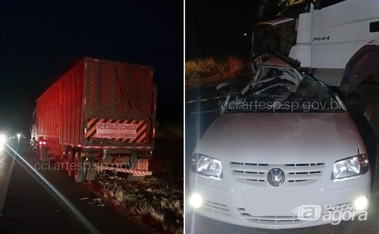 Uma pessoa morre e outra fica gravemente ferida após Gol ser prensado entre caminhões -