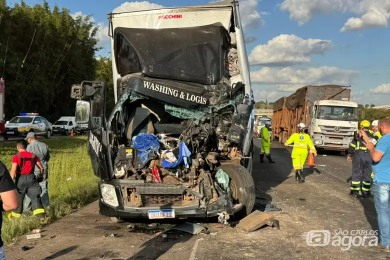 Caminhão ficou destruído - Crédito: Reprodução Rápido no Ar/Fallan Rodrigues/CordeiroemFoco