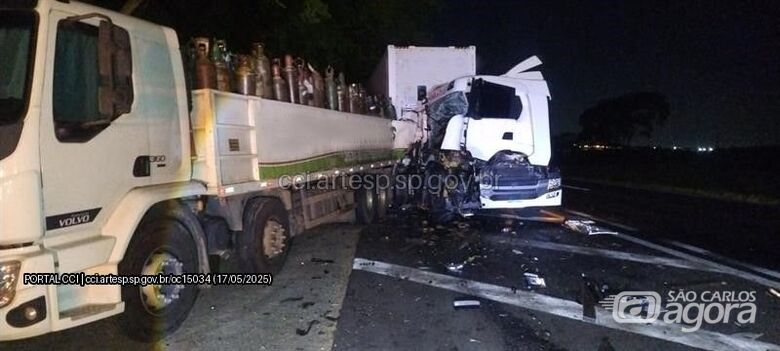 Colisão traseira entre caminhões é registrada durante a madrugada na Washington Luís -
