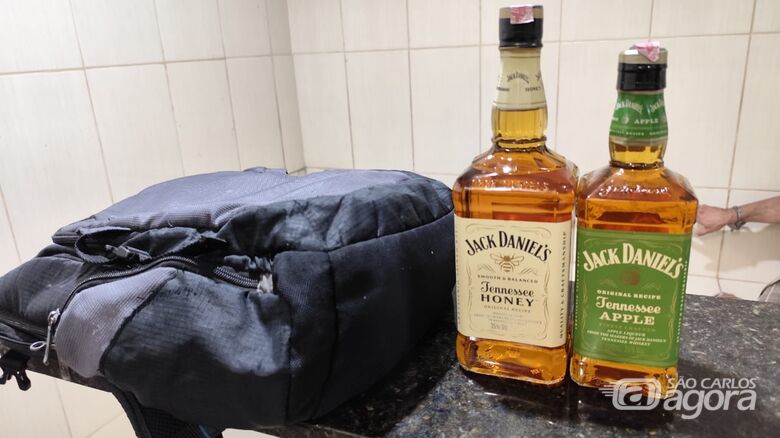 Homem é detido após furtar duas garrafas de uísque em supermercado  - Crédito: Maycon Maximino 