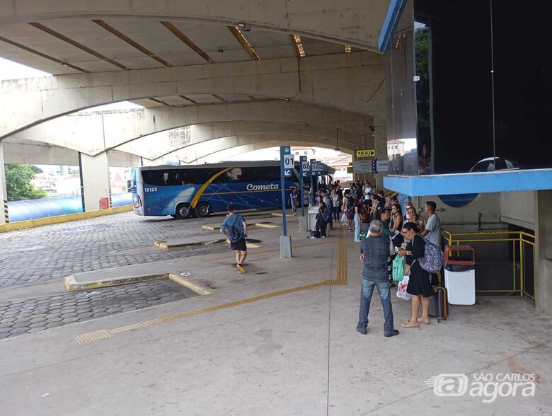 O movimento no Terminal Rodoviário cresceu 35% no feriado prolongado de 1º de maio em comparação com um final de semana normal. O período compreende a quarta-feira, 30 de abril até 4 de maio, último domingo. Entre partidas e chegadas, um total de 8 mil pe - Crédito: Marco Rogério