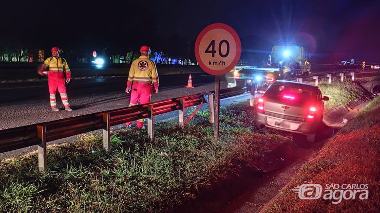Carro cai em vala e fica "preso" na rodovia Washington Luís - Crédito: Maycon Maximino