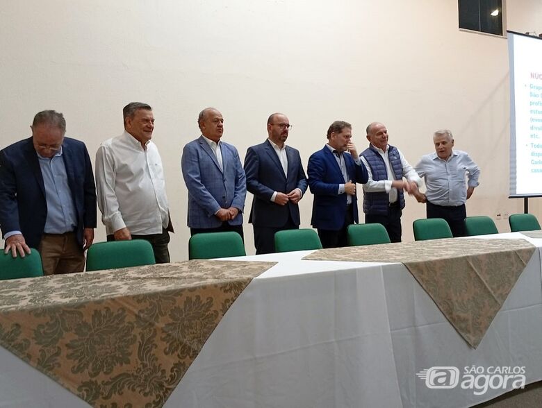 Além do Prefeito Netto, a mesa principal contou com a participação do presidente da APM, Fred Guidoni e do conselheiro do TCE, Dimas Ramalho - Crédito: SCA