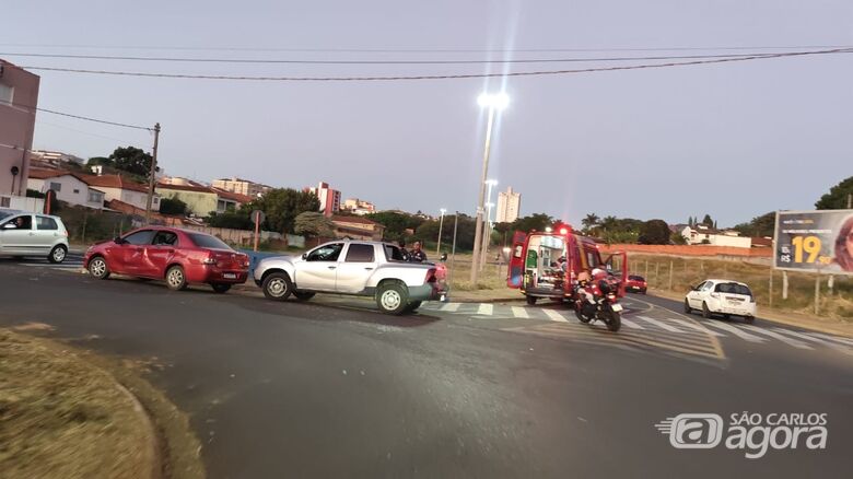 Acidente entre carro e moto deixa motociclista ferido na região da rodoviária - Crédito: Maycon Maximino