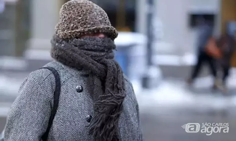 Homem vestido com roupas de frio - Crédito: reprodução Agência Brasil