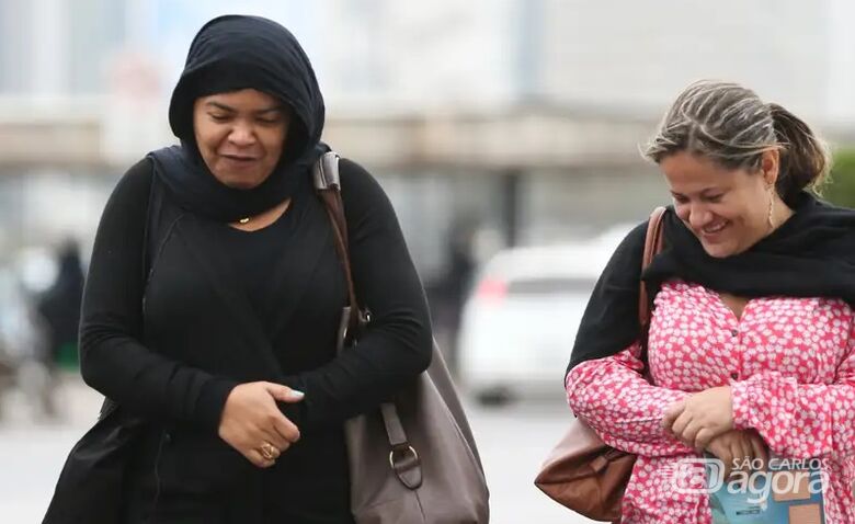 Mulheres enfrentam o frio - Crédito: Agência Brasil