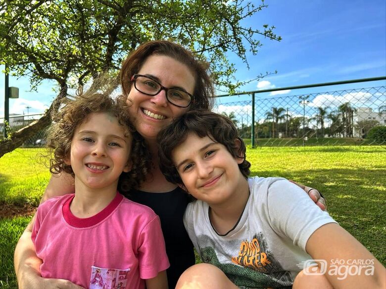“A maternidade não deve impedir a nossa presença e liderança na ciência”, afirma a professora Cibele - Crédito: Arquivo Pessoal
