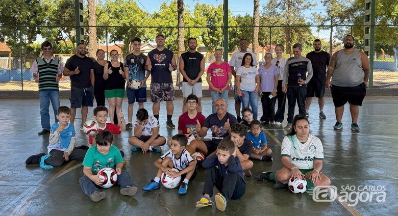 Projeto inclusão: Elton Carvalho entrega kit esportivo - Crédito: Divulgação