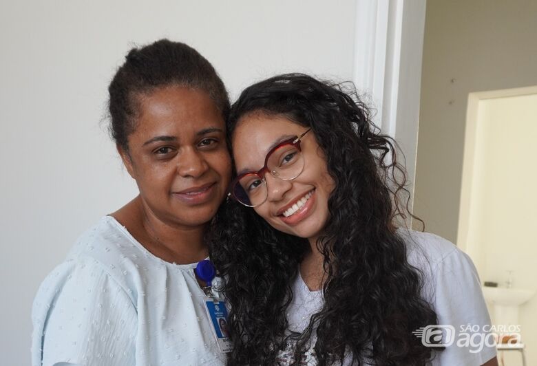  Auxiliar de enfermagem Márcia Maria Costa Silva (esquerda), que está prestes a completar 30 anos de atuação na instituição. - Crédito: divulgação