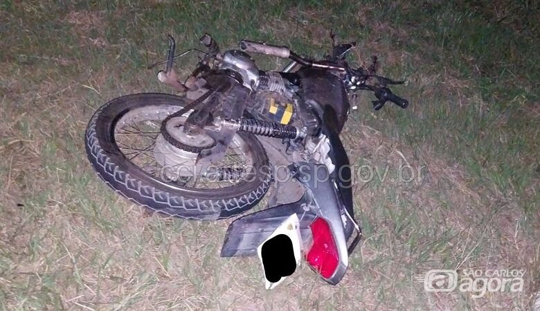 Motociclista morre após ser atingido por Saveiro na SP-215 -