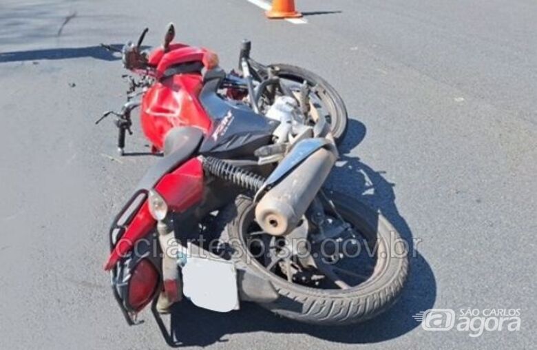 Motoboy morre após colisão traseira com caminhão carregado com refrigerantes  - 