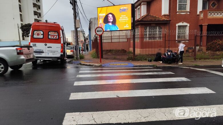 Momento em que motociclista é socorrido - Crédito: Maycon Maximino