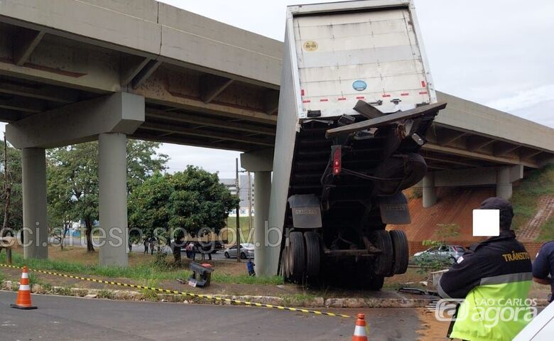 Carreta com produtos da Shopee cai entre dois viadutos na SP-330 -
