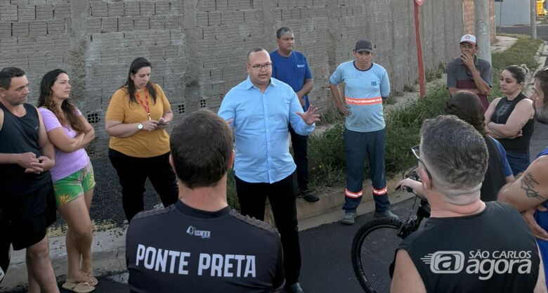 Vereador Paulo Vieira reunido com moradores - Crédito: divulgação 