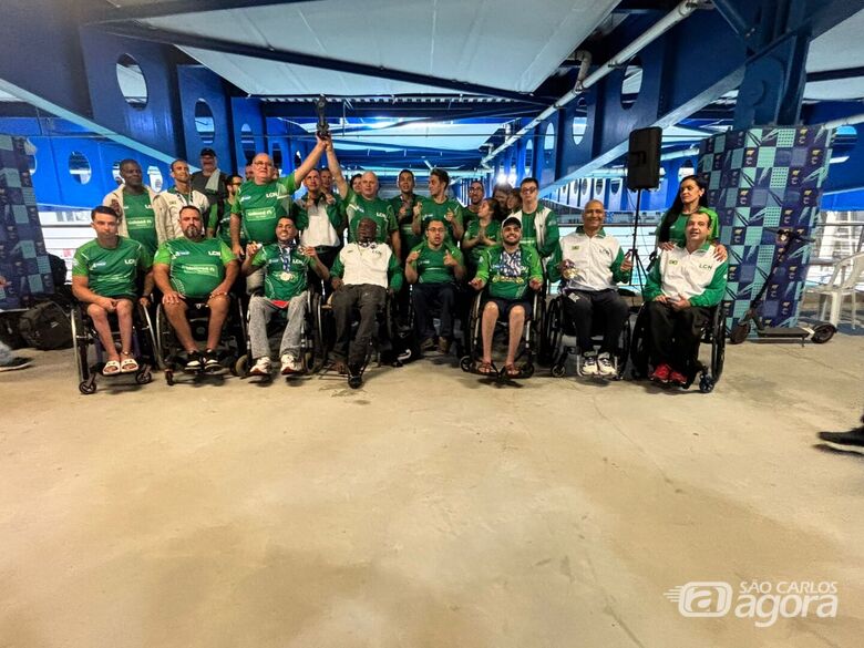 Nadadores da LCN comemoram a conquista de 34 medalhas: terceira melhor equipe do estado - Crédito: Divulgação