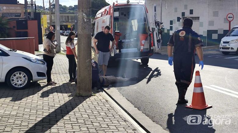 Motociclista recebe atendimento médico: socorrido à Santa Casa - Crédito: Maycon Maximino