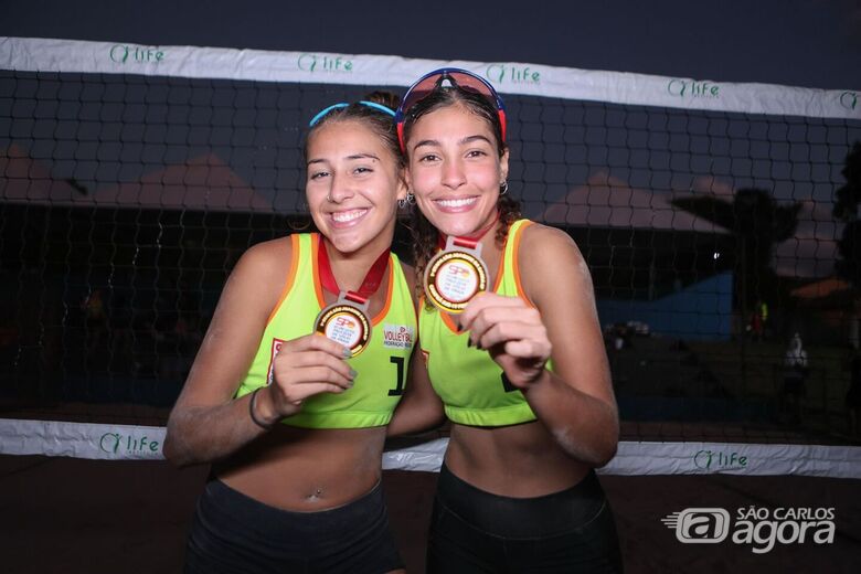 Dudinha e Isabella fizeram uma excelente participação e sagraram-se campeãs da etapa de São Joaquim da Barra do Paulista de Vôlei de Praia - Crédito: Divulgação