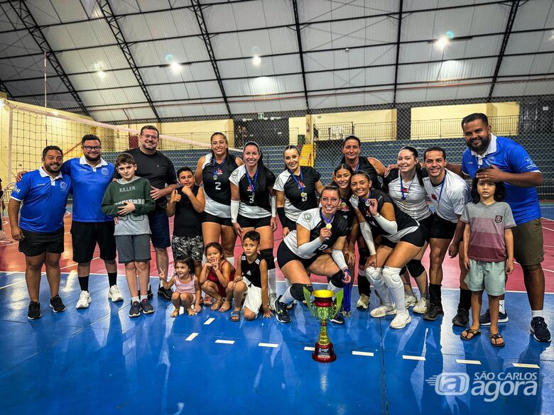 Momento da premiação: emoção foi a marca registrada do torneio de vôlei - Crédito: Divulgação