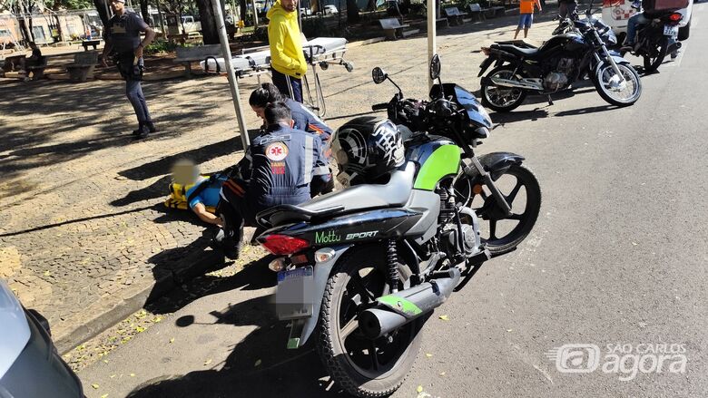 Garupa recebe atendimento médico após o acidente: escoriações pelo corpo - Crédito: Maycon Maximino