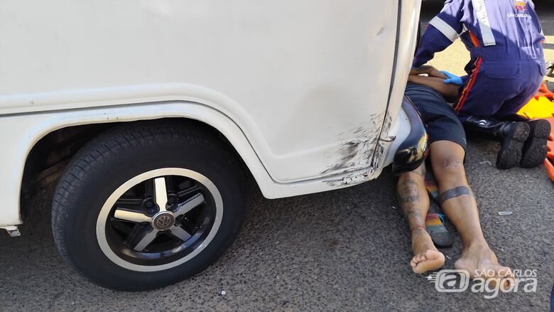 Motociclista, por pouco, não vai parar embaixo da Kombi - Crédito: Maycon Maximino