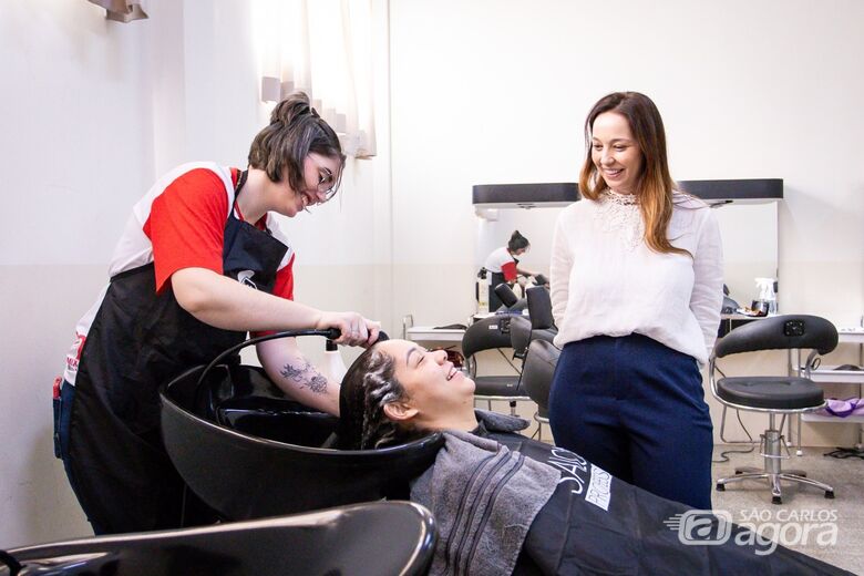 A semana de atividades terá sessões de corte de cabelo e maquiagem para as participantes - Crédito: Divulgação