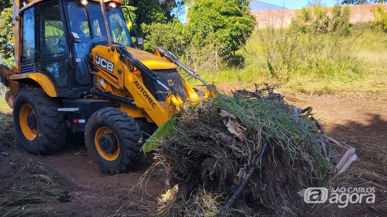Retroescavadeira faz a limpeza do terreno: pedido atendido - Crédito: Marcos Escrivani
