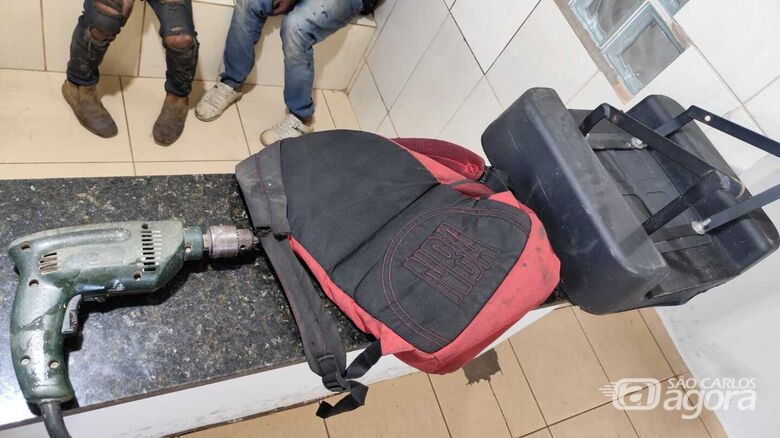A lixadeira e o baú de moto foram recuperados pela PM - Crédito: Maycon Maximino